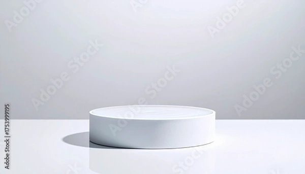 Obraz 水を張った波紋の広がるディスプレイ用の白い円柱の台座　空白の空間とシンプルな背景　商品・展示の台