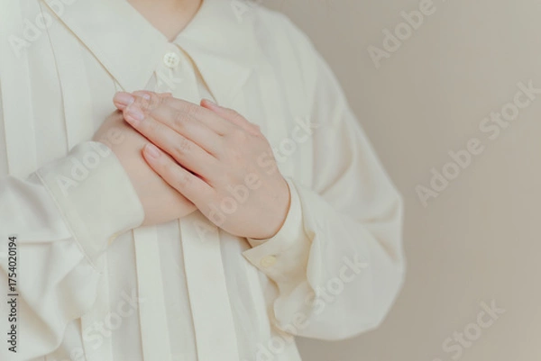 Fototapeta 
胸に手を当てる女性の手