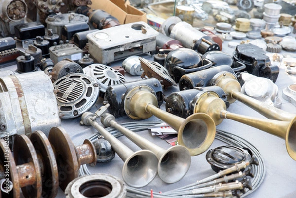 Fototapeta Ersatzteile auf einem Oldtimermarkt