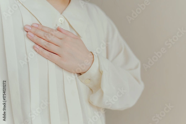 Fototapeta 
胸に手を当てる女性の手