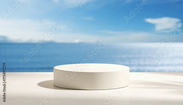 Obraz ディスプレイ用の白い円柱の台座　空白の空間とさわやかな海と青空の背景　商品・展示の台