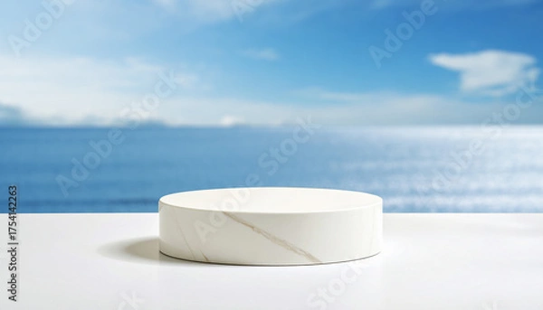 Obraz ディスプレイ用の白い大理石の円柱の台座　空白の空間とさわやかな海と青空の背景　商品・展示の台
