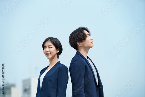 Fototapeta 青空と男女ビジネスマン