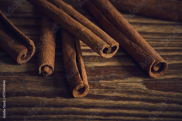 Obraz Zimtstangen auf Holz