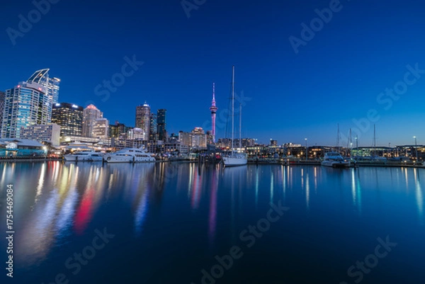 Fototapeta ニュージーランド　オークランドのバイアダクトから見えるスカイタワーとヨットーハーバーの夜景