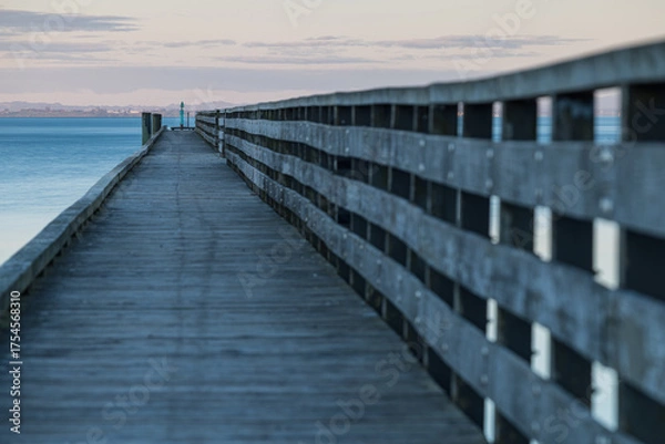 Obraz ニュージーランド　オークランドの郊外にあるコーンウォリス・ビーチの夕暮れ時の桟橋の上からの風景