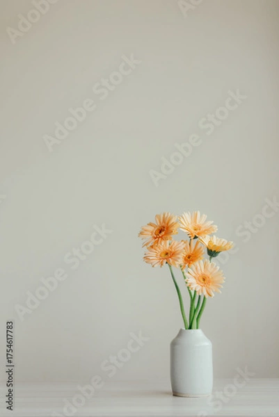 Obraz 縦方向、花瓶に入ったガーベラの花