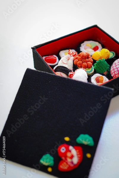 Obraz 白背景のおもちゃの寿司箱　布で作ったお寿司