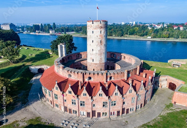 Fototapeta Średniowieczna Twierdza Wisłoujście ze starą wieżą latarni morskiej w porcie w Gdańsku Unikalny zabytek prac fortyfikacyjnych. Widok z lotu ptaka