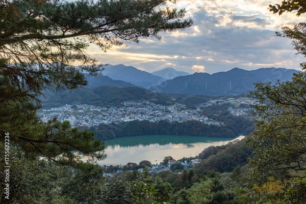 Fototapeta 山から見下ろした大きな湖