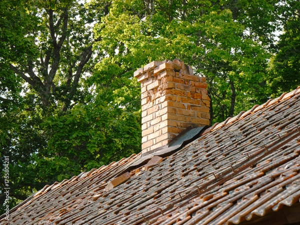 Obraz An old broken brick chimney