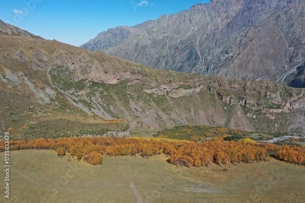 Fototapeta Stepanzminda in Georgien von oben – Luftbildaufnahmen