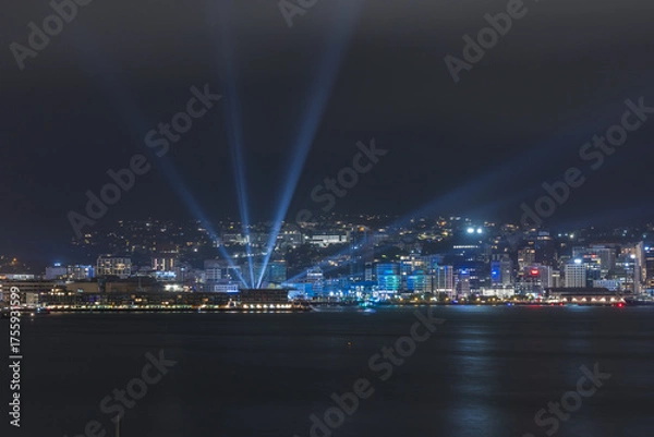 Fototapeta ニュージーランド　ウェリントンのオリエンタル・ベイから見えるライトアップされたウェリントン港の夜景