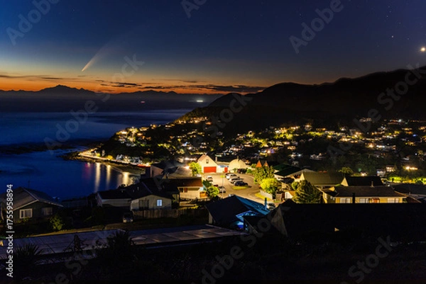 Fototapeta ニュージーランド　ウェリントンのアイランド・ベイから見える夕焼け空を流れるアトラス彗星