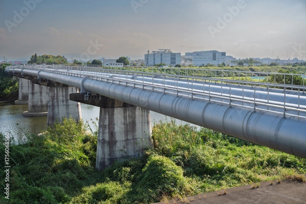 Obraz 左側から見た川を渡る水管橋・水道橋