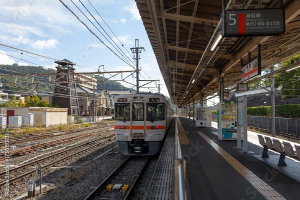 Obraz 甲府駅に停車する身延線の電車