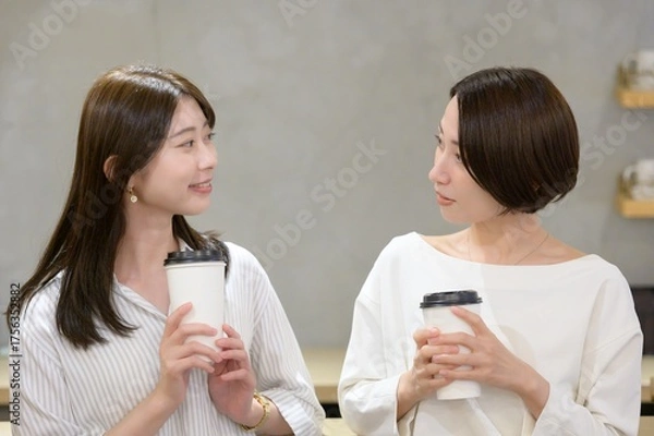 Obraz カフェで楽しそうに会話をする日本人女性