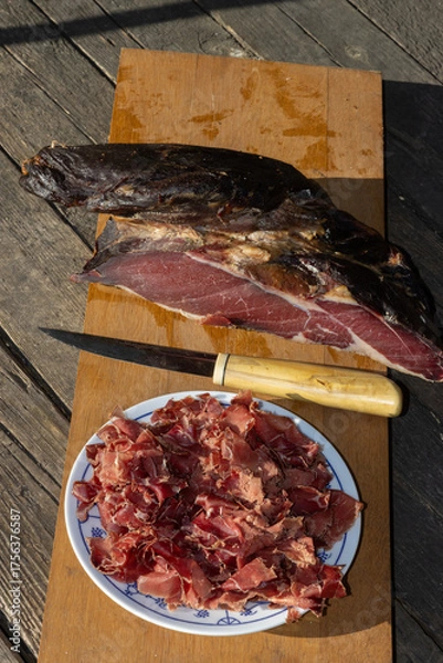 Fototapeta geräucherter Wildschwein Schinken in Scheiben geschnitten.
