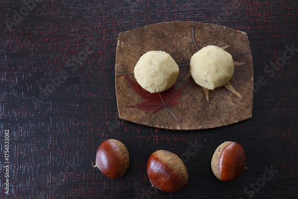 Obraz 漆塗り板に置かれた皿にのせた栗きんとん