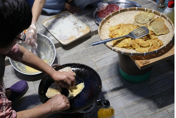 Fototapeta 분주한 명절 부침개 음식 준비