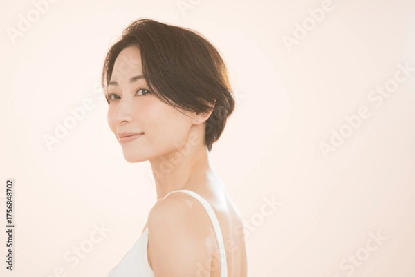 Fototapeta ミドル世代の日本人女性のビューティーポートレート。