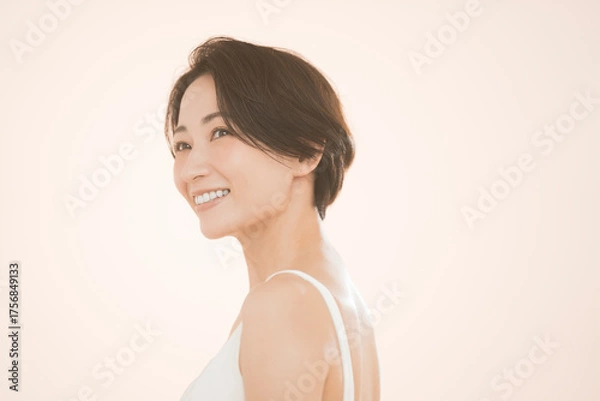 Fototapeta ミドル世代の日本人女性のビューティーポートレート。