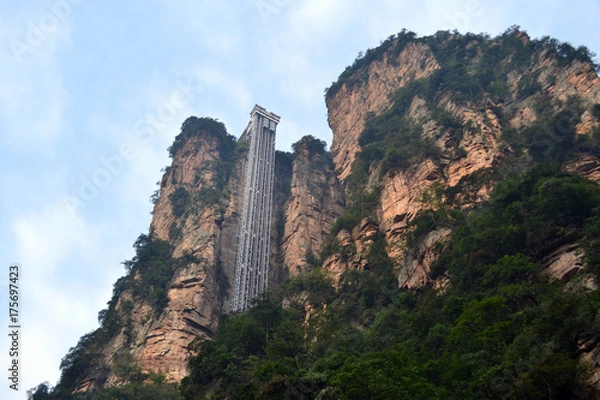 Fototapeta The elevator on a (mountain) rock. Or probably a "sky lift". It can be found around Wulingyuan scenic area