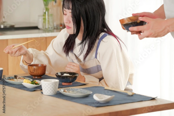 Obraz 微妙な空気が流れる食卓のカップル