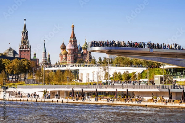 Obraz view of the Cathedral of the Basil of the Blessed through the park Zariadye in Moscow