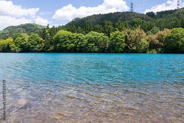 Obraz 美しく透き通ったエメラルドグリーンの四万湖の水面