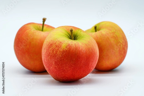 Obraz 흰색 배경의 세개의 빨간 사과 