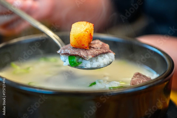 Obraz 설렁탕 한 수푼 위에 밥 고기 깍뚜기의 모습