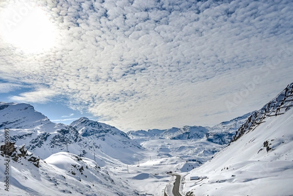 Fototapeta  Julierpass, Passstrasse, Passhöhe, Bivio, Engadin, Alpen, Piz Turba, Piz Platta, Winter, Winterlandschaft, Winterwanderweg, Wintersport, Neuschnee, Schneedecke, Graubünden, Schweiz
