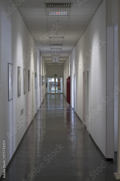 Obraz leerer Büroflur in einem Großbetrieb