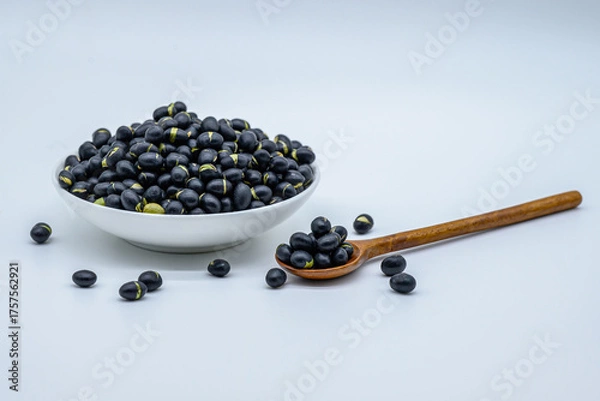 Obraz 흰색 그릇과 나무 숟가락에 담긴 검은콩