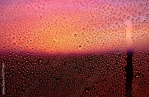 Obraz 水滴のついた窓越しの風景　夕暮れ　エモーショナル　ノスタルジック　雨上がり　湿気　背景