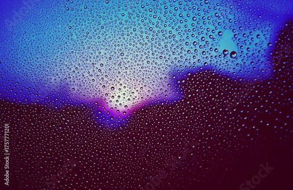 Obraz 水滴のついた窓越しの青い風景　夕暮れ　エモーショナル　ノスタルジック　雨上がり　湿気　背景