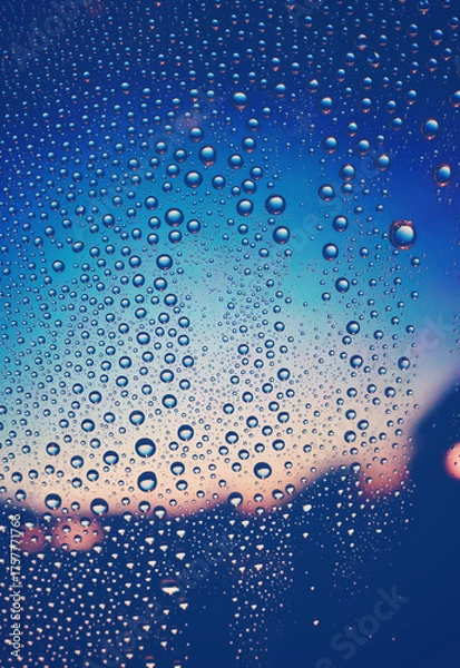 Obraz 水滴のついた窓越しの青い風景　夕暮れ　エモーショナル　ノスタルジック　雨上がり　湿気　背景