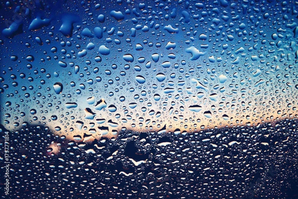 Obraz 水滴のついた窓越しの青い風景　夕暮れ　エモーショナル　ノスタルジック　雨上がり　湿気　背景