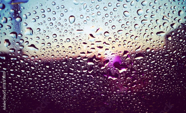 Obraz 水滴のついた窓越しの風景　夕暮れ　エモーショナル　ノスタルジック　雨上がり　湿気　背景