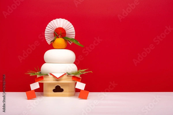 Obraz 本物のお餅“鏡餅"を左側に配置した写真　紅白背景　低い三宝(台座)あり