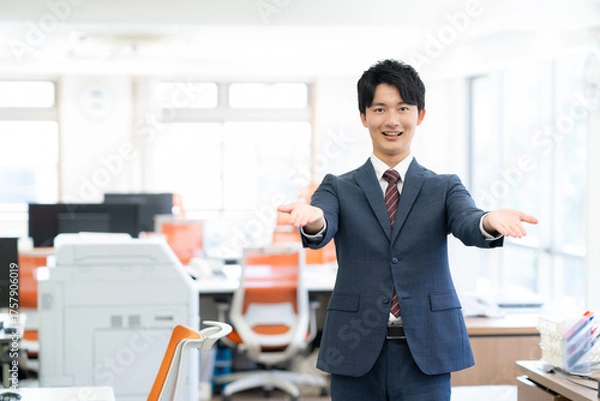 Obraz オフィスで働く若いビジネスマン