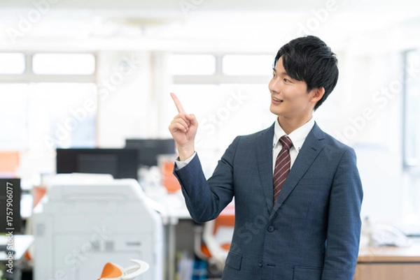 Obraz オフィスで働く若いビジネスマン