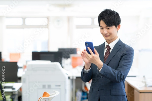 Obraz オフィスで働く若いビジネスマン