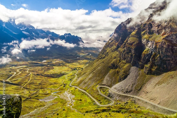 Fototapeta Zobacz na porannej mgle nad drogą śmierci w Yungas w Boliwii