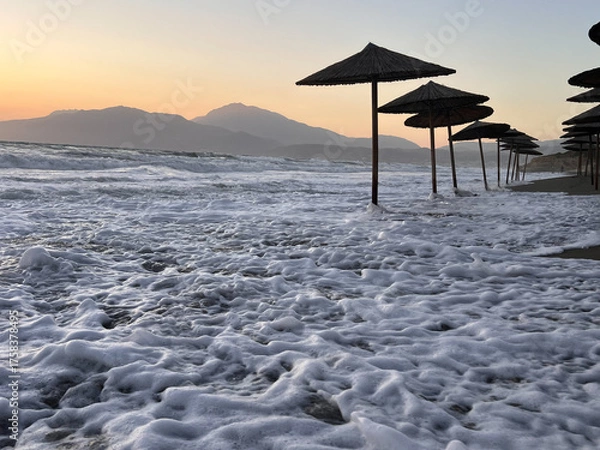 Fototapeta Ombrelloni per il sole , realizzati con canne, in una giornata di mareggiata