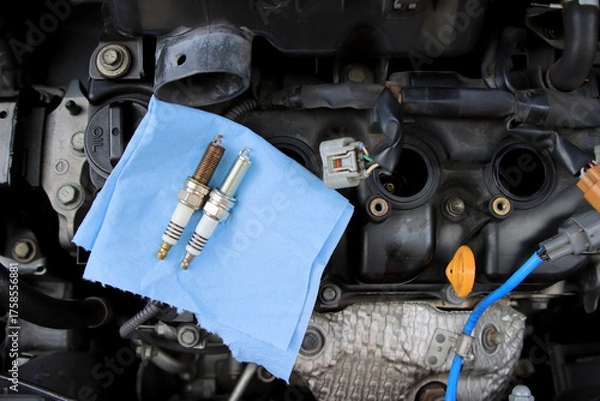 Fototapeta 自動車の新品のスパークプラグと使用したスパークプラグ