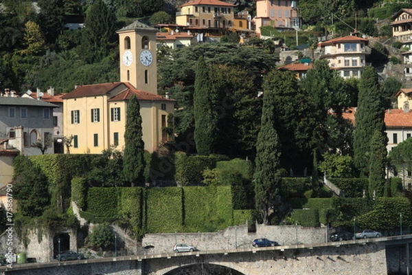 Fototapeta Ortskern mit Uhrenturm in Gravedona am Comer See