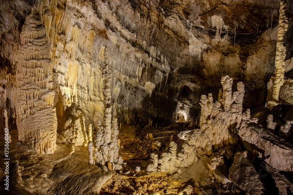 Fototapeta The Frasassi Caves are underground karst caves located in the municipality of Genga, in the province of Ancona, within the Gola della Rossa and Frasassi Regional Natural Park.