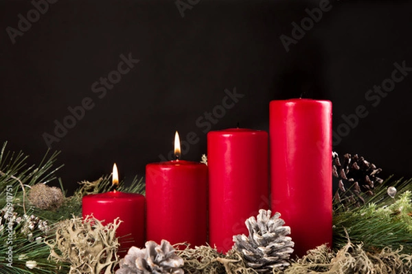 Fototapeta red advent candles with green pir and pinecone